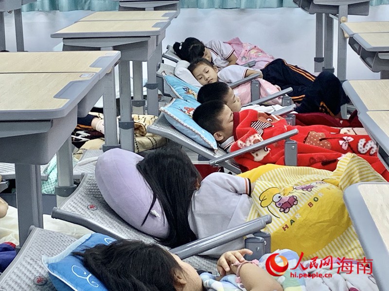 海口第二十六小學(xué)學(xué)生在新式課桌椅上午休。人民網(wǎng) 李浩蓉攝