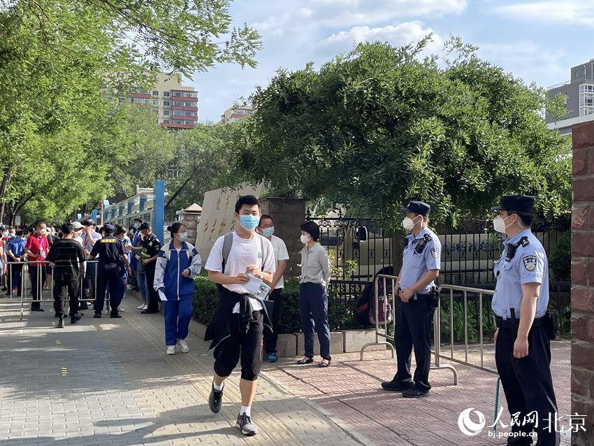 在中關(guān)村中學(xué)考點，考生們有序走入考點。人民網(wǎng) 董兆瑞攝