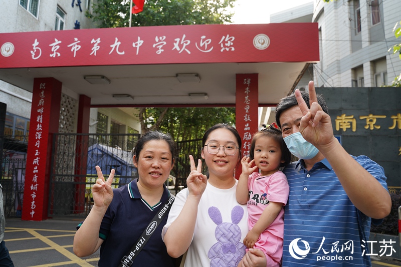 一家人在考點前合影留念。周夢嬌攝