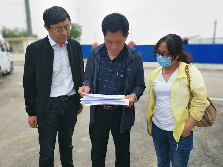 國(guó)情調(diào)查核查組專家對(duì)司家營(yíng)鐵礦生產(chǎn)臺(tái)賬等進(jìn)行檢查。袁海波攝