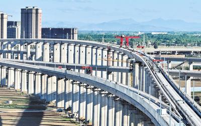 6月7日，工人在唐山市高新技術(shù)開發(fā)區(qū)境內(nèi)的京唐城際鐵路建設(shè)工地施工（無人機(jī)照片）。 新華社記者 楊世堯攝