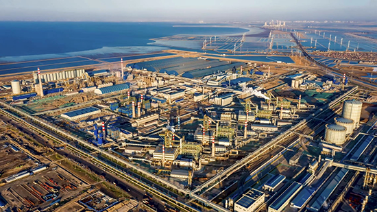 俯瞰豐南區(qū)臨港經(jīng)濟開發(fā)區(qū)的河北縱橫集團豐南鋼鐵有限公司。 李秀清攝