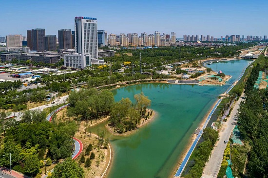 環(huán)城水系中的北湖公園越來越美。羅大慶攝