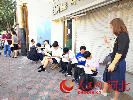 臨進(jìn)考場，考生抓緊時(shí)間再復(fù)習(xí)一下。人民網(wǎng) 祝龍超攝