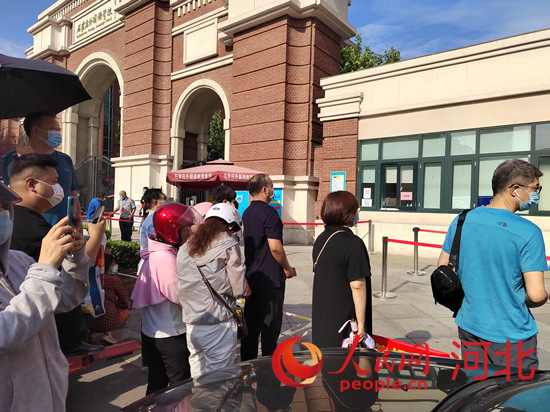 石家莊外國語學(xué)?？键c(diǎn)外送考的家長。人民網(wǎng) 祝龍超攝