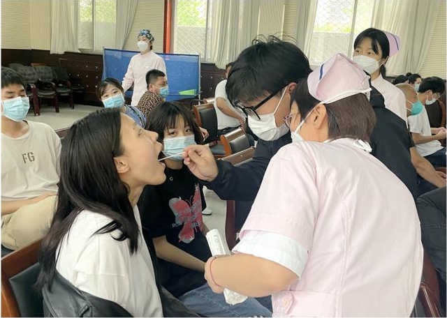 醫(yī)院對(duì)志愿者進(jìn)行線下培訓(xùn)。李艷紅攝
