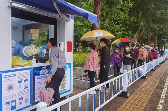 核酸采樣志愿者們上崗。孫金梅攝