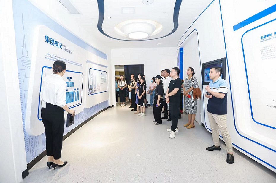 見面會參與人員在了解項目情況。單位供圖