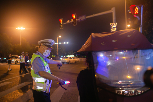 違法加裝電動(dòng)車遮陽傘也將受到處罰?？馒Q 攝