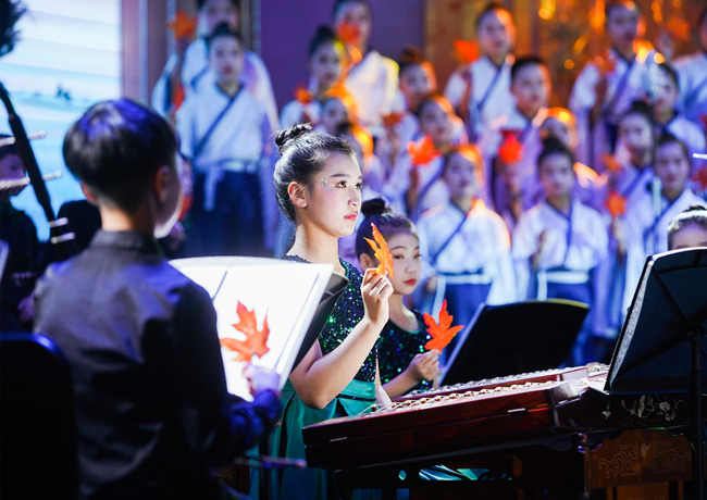 樂團(tuán)在臺上演出。單位供圖