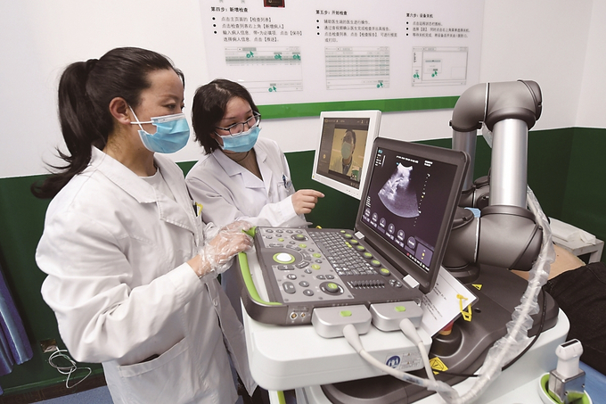 江蘇援藏投資三百萬(wàn)元在林周縣人民醫(yī)院建設(shè)了拉薩市首臺(tái)套遠(yuǎn)程超聲診斷系統(tǒng)。 本報(bào)記者 萬(wàn)程鵬 攝