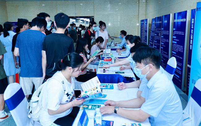 大學(xué)生現(xiàn)場(chǎng)咨詢(xún)創(chuàng)業(yè)政策。長(zhǎng)沙市人社局供圖