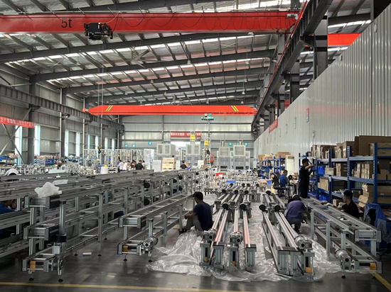 先惠智能裝備生產(chǎn)車間，工人們在忙著組裝設(shè)備。受訪單位供圖