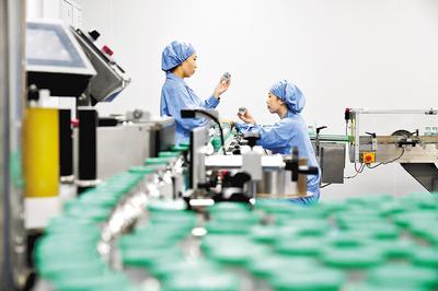 通過加大創(chuàng)新藥物研發(fā)力度，石藥集團(tuán)實(shí)現(xiàn)了傳統(tǒng)工業(yè)企業(yè)向創(chuàng)新型企業(yè)轉(zhuǎn)型。（本報(bào)資料片）