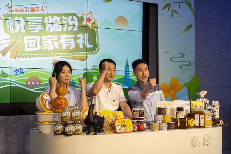 6月3日下午，在臨汾原產(chǎn)地商品體驗店，曲沃縣副縣長樊奇選對當?shù)氐霓r(nóng)特產(chǎn)品、旅游景點進行了推介代言。鄭遠飛攝