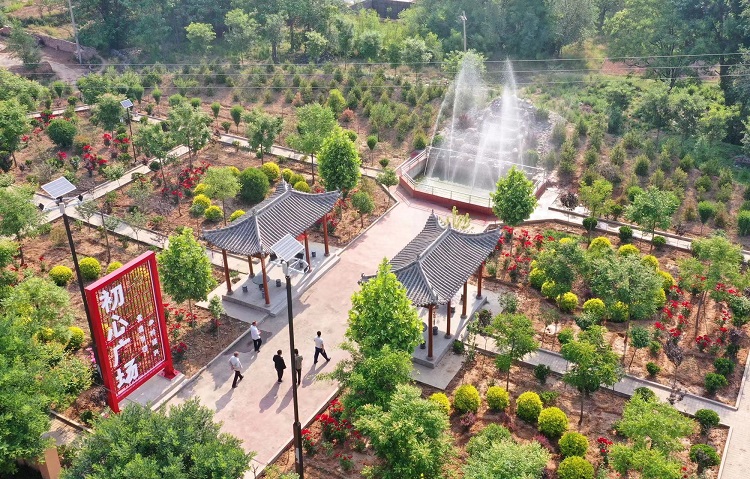 初夏時節(jié)，襄汾縣鄧莊鎮(zhèn)澗溝村初心廣場內(nèi)一派迷人的鄉(xiāng)村振興新圖景。李現(xiàn)俊攝