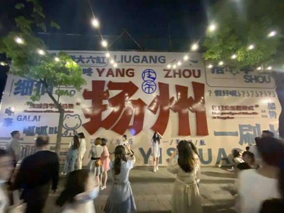 古運河畔的皮市街充滿市井氣息。 人民網(wǎng) 張玉峰攝