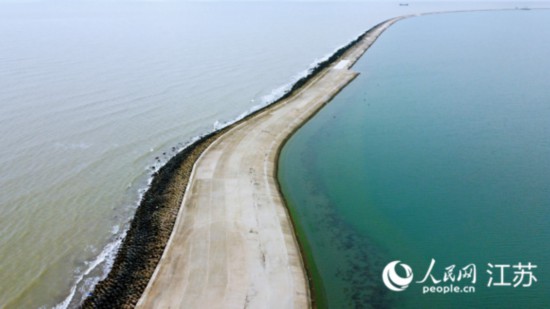 迷人的雙色海。人民網(wǎng)記者 王繼亮攝