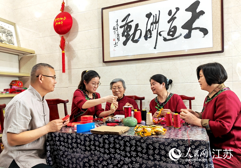 王秀英老人指導孫女制作香包。人民網(wǎng) 閆峰攝