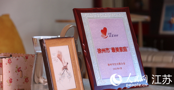 王繼蓮家庭獲得的部分榮譽。人民網(wǎng) 冷金明攝