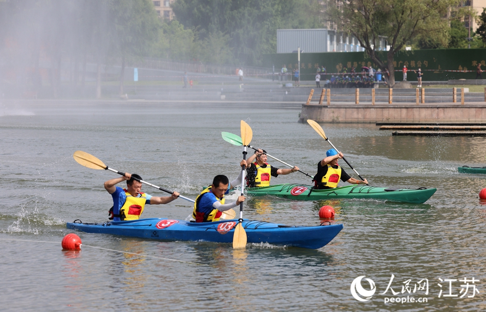 夏日清晨，一艘艘色彩鮮艷的賽艇和槳板在伯瀆河畔穿梭。朱剛?cè)簲z