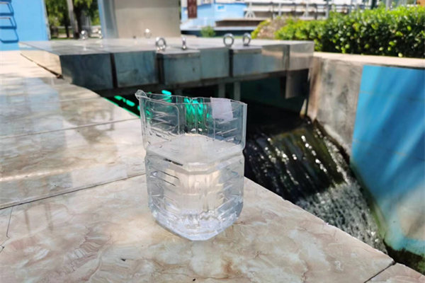 在邯鄲市雞澤縣藍(lán)天污水處理廠，污水經(jīng)過處理后清澈透明。鄭佳欣攝