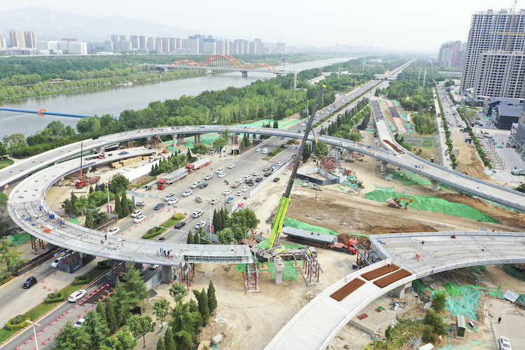 市區(qū)五一路快速通道工程西段順利合龍。