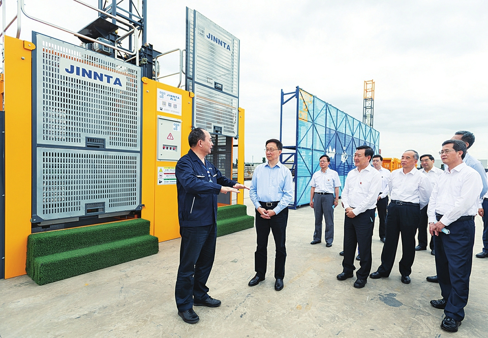 六月二十八日，中共中央政治局常委、國(guó)務(wù)院副總理韓正到山西太原調(diào)研，主持召開(kāi)煤炭清潔高效利用專(zhuān)題座談會(huì)并講話。這是韓正走進(jìn)山西建筑產(chǎn)業(yè)現(xiàn)代化瀟河園區(qū)，察看綠色智能建筑裝備制造基地建設(shè)情況。新華社記者翟健嵐攝