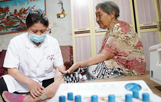 護(hù)理團(tuán)隊(duì)醫(yī)生為老人進(jìn)行低頻功能康復(fù)。陳佳兵攝