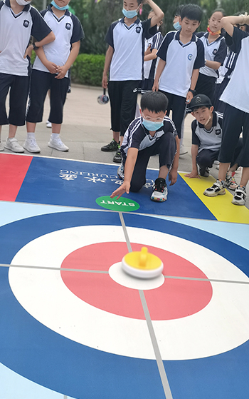 河北省威縣第四小學(xué)學(xué)生練習(xí)陸地冰壺動(dòng)作。 趙國華攝