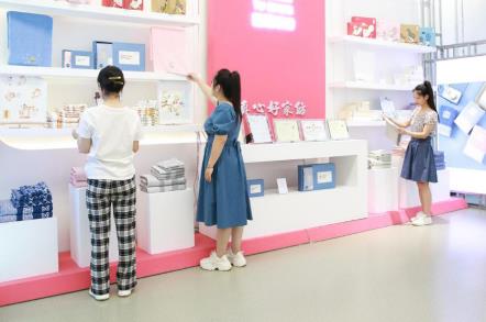 多樣的高陽紡織產(chǎn)品吸引大家關(guān)注。班靜怡攝