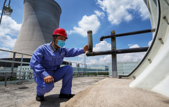 河北涿州京源熱電有限責(zé)任公司技術(shù)人員正在對(duì)設(shè)備進(jìn)行檢驗(yàn)排查。劉楊攝