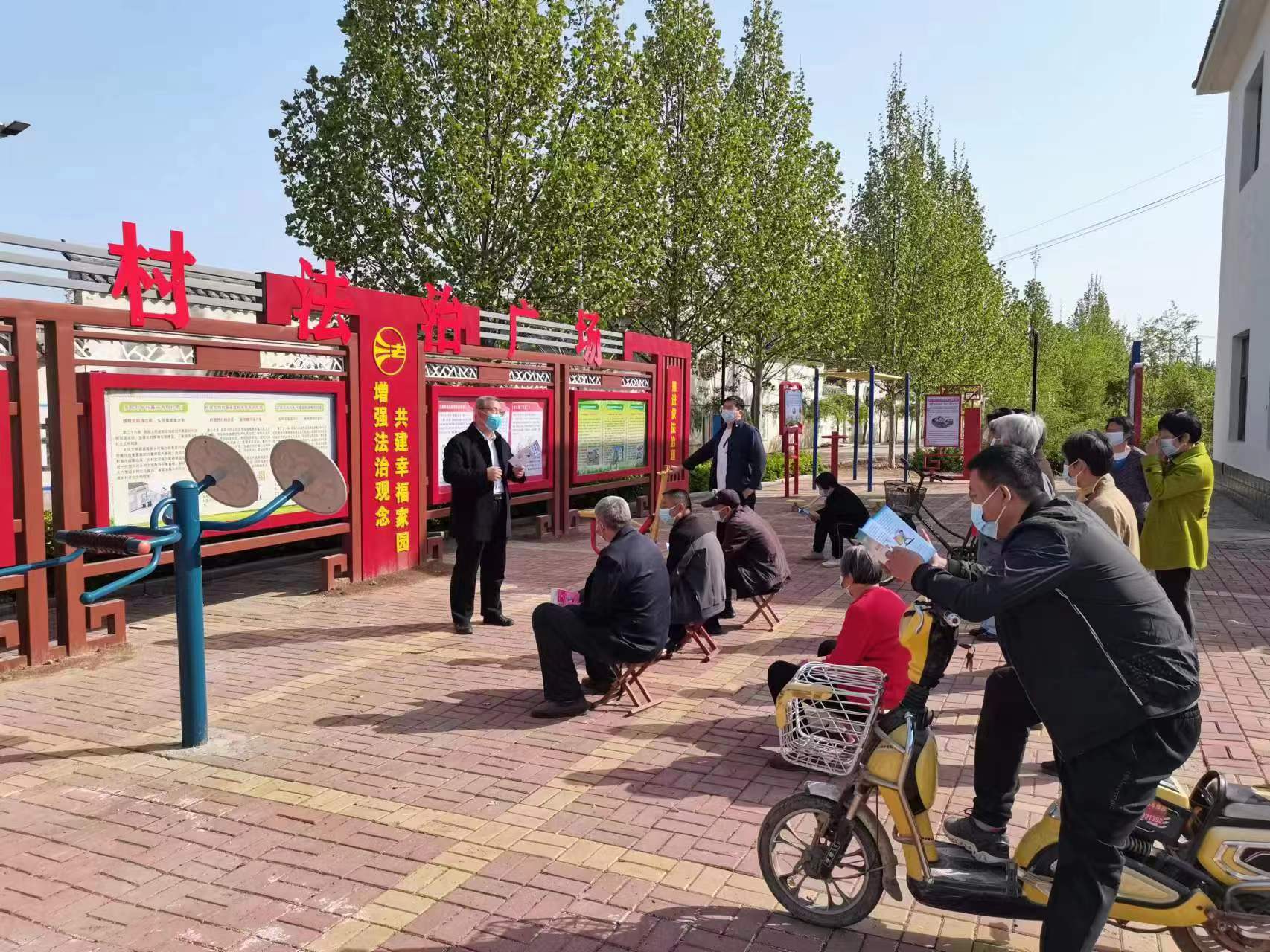 邢臺市臨西縣司法局工作人員走近群眾進(jìn)行普法宣傳。 孟凡儒攝