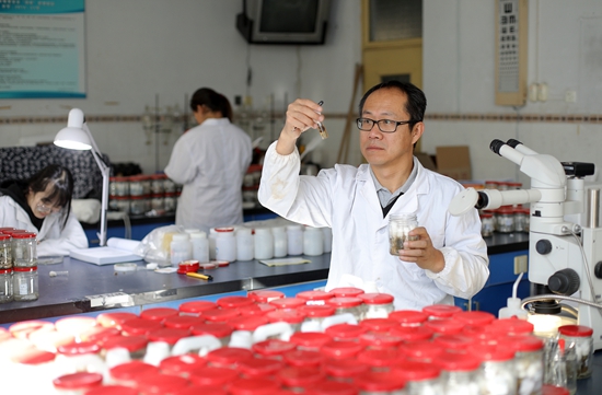 武大勇在實(shí)驗(yàn)室開展檢驗(yàn)工作。 受訪者供圖