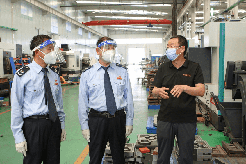 河北豐南區(qū)稅務(wù)局工作人員就組合式稅費(fèi)支持政策落實(shí)情況走訪轄區(qū)納稅人。 王娜攝