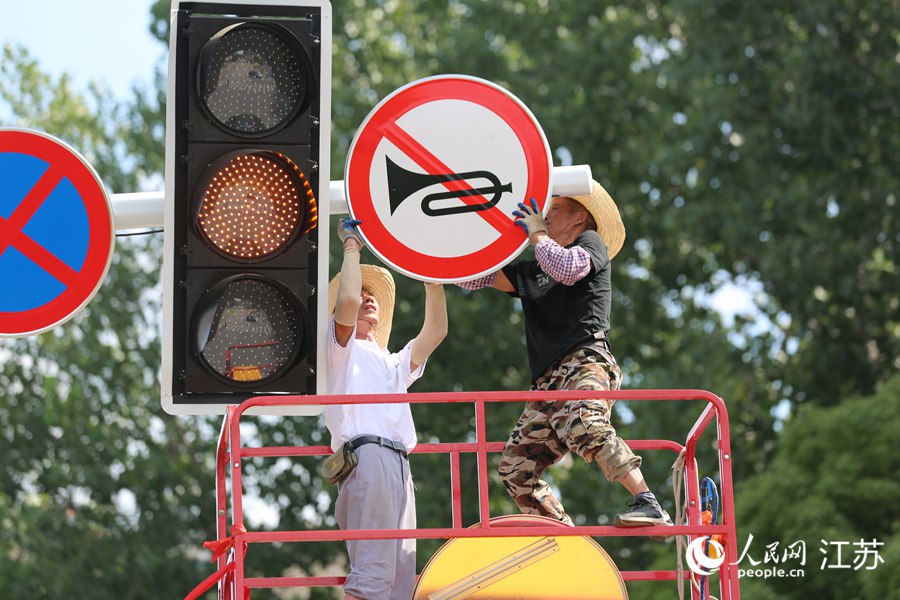 南京路政人員搶修交通指示牌。人民網(wǎng) 冷金明攝