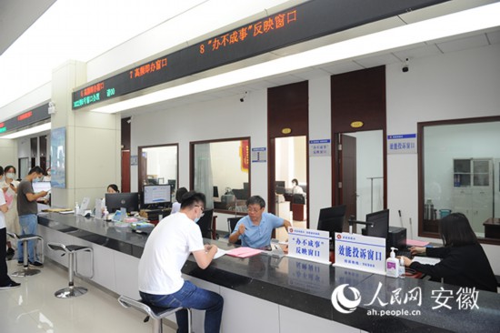 市民向“辦不成事”反映窗口工作人員咨詢。人民網(wǎng) 胡雨松攝