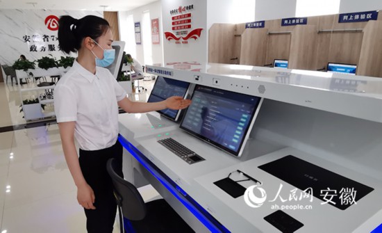 工作人員介紹自助系統(tǒng)的功能和使用方法。人民網(wǎng) 胡雨松攝