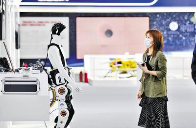 近日，第六屆世界智能大會(huì)在天津開幕，圖為參會(huì)嘉賓參觀天津制造業(yè)立市展。 新華社記者 趙子碩攝