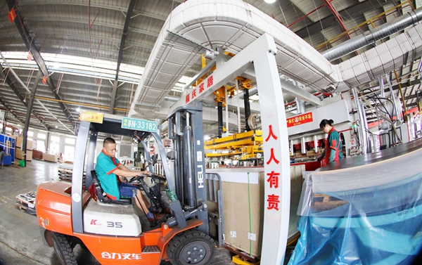 沭陽(yáng)縣一公司車間內(nèi)一派緊張有序的繁忙景象。沭陽(yáng)縣委宣傳部供圖