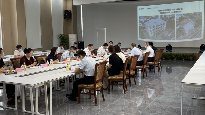 河?xùn)|區(qū)委書記范少軍一行深入老電建公司辦公園區(qū)就盤活園區(qū)工作進行部署研究。河?xùn)|區(qū)供圖