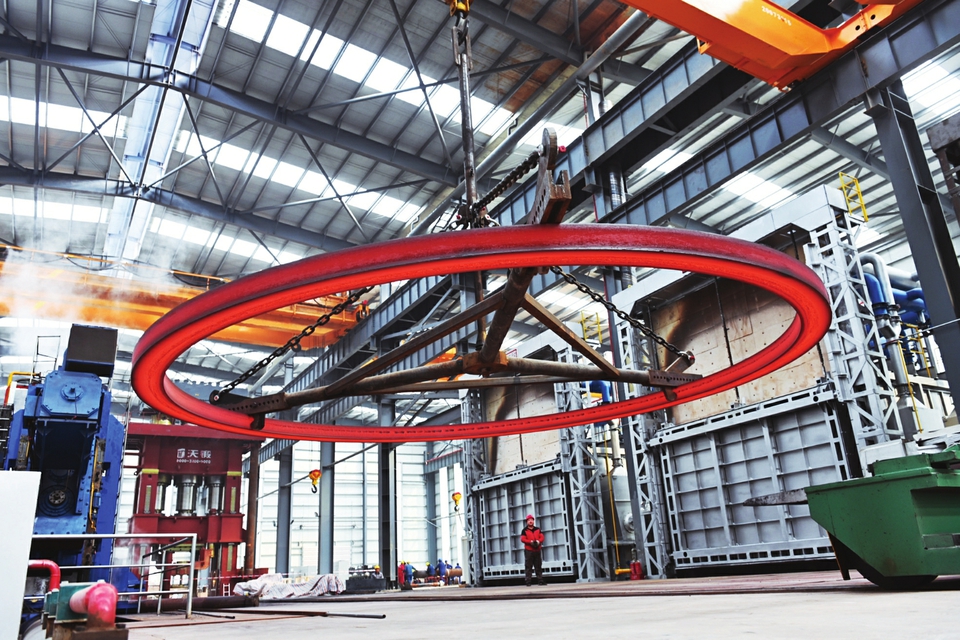 定襄縣作為太忻一體化經(jīng)濟(jì)區(qū)建設(shè)的12個(gè)先行啟動(dòng)區(qū)之一，借助發(fā)展機(jī)遇，全力延長產(chǎn)業(yè)鏈條、補(bǔ)齊產(chǎn)業(yè)短板、培育優(yōu)質(zhì)市場主體、拓寬應(yīng)用領(lǐng)域，進(jìn)軍高精尖應(yīng)用行業(yè)。 記者孫榮祥攝