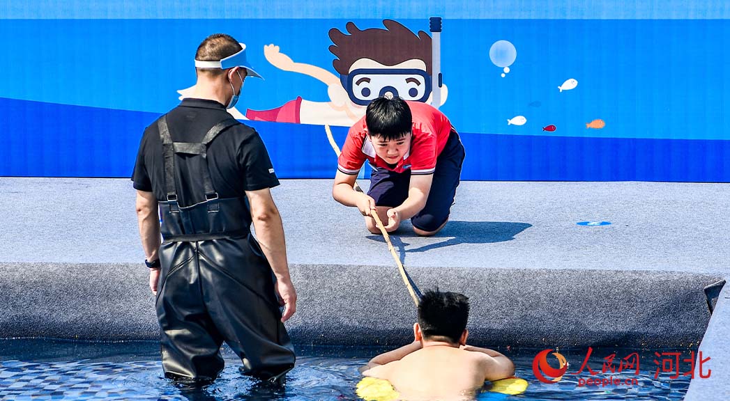 活動現(xiàn)場模擬演練。 人民網(wǎng) 周博攝