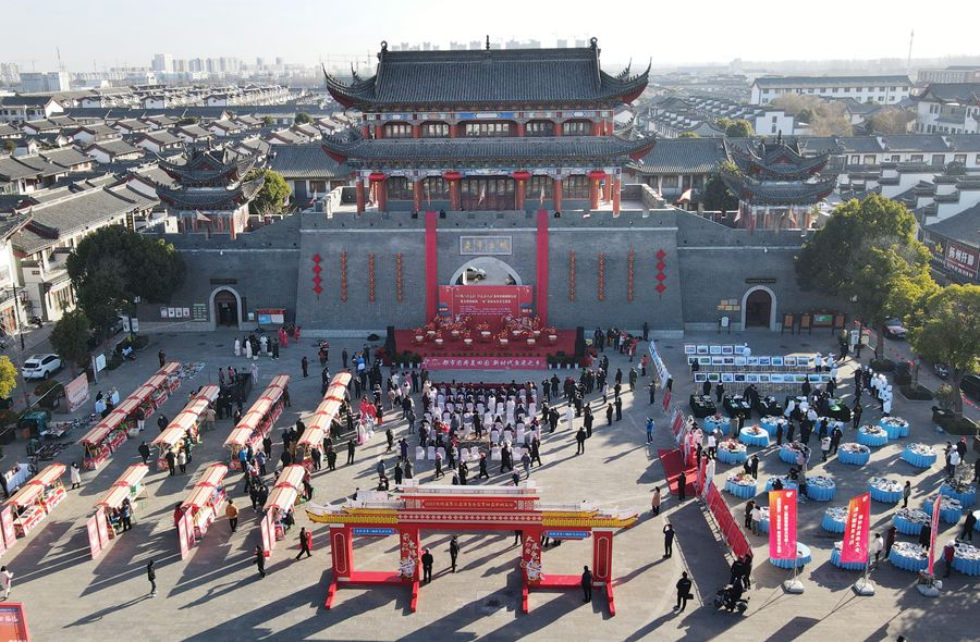 城門掛春聯(lián)，金湖沖刺“開門紅”。陳義寶攝