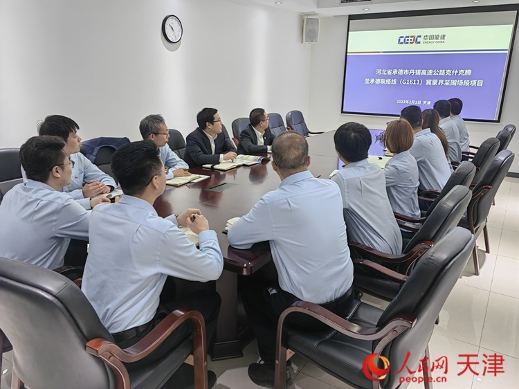 近日，中能建路橋工程有限公司領(lǐng)導(dǎo)班子成員與員工開會討論，如何根據(jù)今年的項(xiàng)目招聘合適的優(yōu)秀人才。  人民網(wǎng) 孫翼飛攝