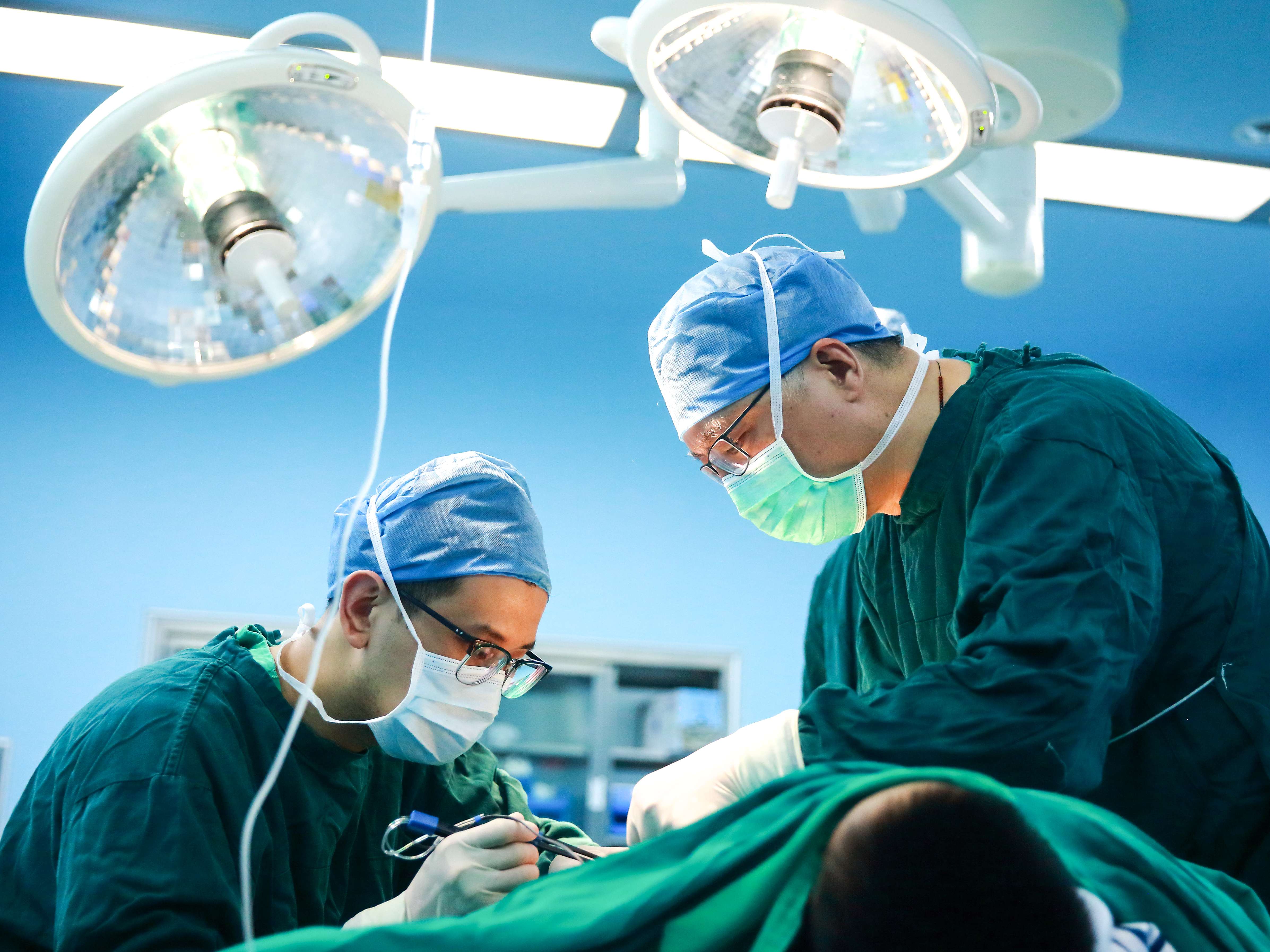 江南大學(xué)附屬醫(yī)院燒創(chuàng)傷診療中心主任呂國忠工作現(xiàn)場。受訪者供圖