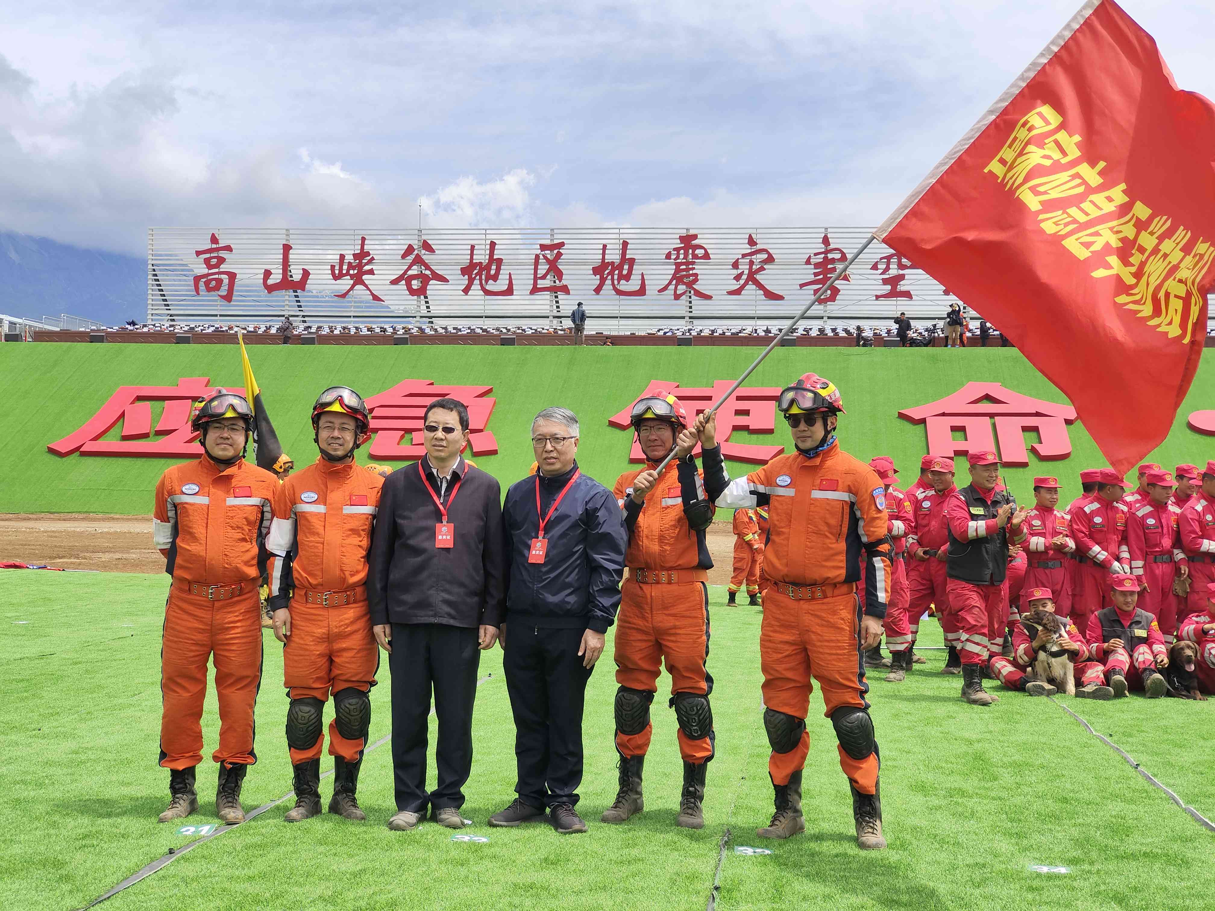 呂國忠以總領(lǐng)隊(duì)身份，帶領(lǐng)國家應(yīng)急醫(yī)學(xué)救援隊(duì)演練。受訪者供圖