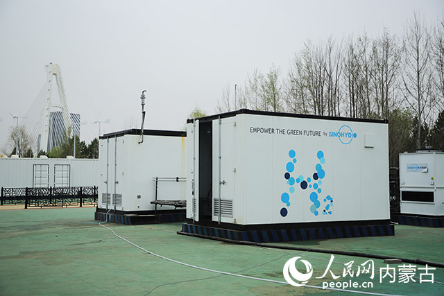 鄂爾多斯碳中和研究院內(nèi)的制氫設(shè)備。人民網(wǎng)記者 趙夢(mèng)月攝
