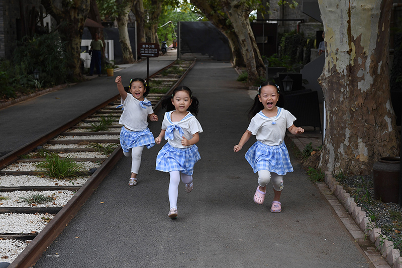 由礦場家屬區(qū)改造而來的“鮮花小院”民宿，深受孩子們的喜愛。吳芳攝