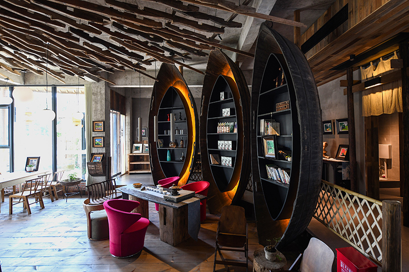 漁船、船槳……花田·僑鄉(xiāng)里的裝飾材料，多是從當?shù)靥詠淼呐f物。 吳芳攝